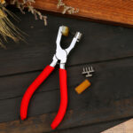 DĚROVACÍ KLEŠTĚ NA KŮŽI