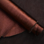 PRAVÁ KŮŽE / HOVĚZÍ USEŇ - METALLIC HNĚDÁ/VINOVÁ