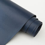 HOVĚZÍ KŮŽE / VALCHOVANÁ HLAZENICE S POVRCHOVOU ÚPRAVOU (LAMINACE) - TMAVĚ MODRÁ