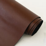 HOVĚZÍ KŮŽE / VALCHOVANÁ HLAZENICE S POVRCHOVOU ÚPRAVOU (LAMINACE) - TMAVĚ HNĚDÁ