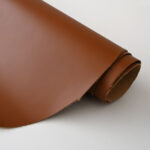 HOVĚZÍ USEŇ / VALCHOVANÁ HLAZENICE / KŮŽE S POVRCHOVOU ÚPRAVOU (LAMINACE) - HNĚDÁ