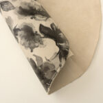 VZOROVANÉ  USNĚ / HOVĚZÍ KŮŽE - KVĚTINY - ŠEDÝ/MLÉKO