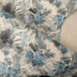 VZOROVANÉ  USNĚ / HOVĚZÍ KŮŽE - KVĚTINY -  MODRÝ/MLÉKO - Obrázek 2