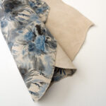 VZOROVANÉ  USNĚ / HOVĚZÍ KŮŽE - KVĚTINY -  MODRÝ/MLÉKO