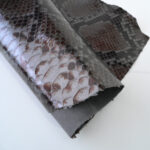 HADÍ IMITACE / HOVĚZÍ KŮŽE - HNĚDÁ/LESKLÁ