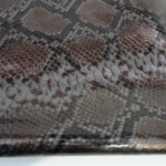 HADÍ IMITACE / HOVĚZÍ KŮŽE - HNĚDÁ/LESKLÁ - Obrázek 2