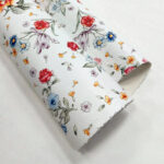 VZOROVANÉ  USNĚ - HOVĚZÍ KŮŽE - KVĚTINY NA BÍLÉM