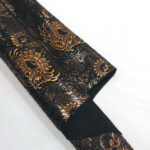 VZOROVANÉ  USNĚ - HOVĚZÍ KŮŽE - BRONZOVÉ KVĚTINY NA ČERNÉM POZADÍ