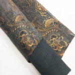 VZOROVANÉ  USNĚ - HOVĚZÍ KŮŽE - BRONZOVÉ KVĚTY NA TMAVĚ ŠEDÉM POZADÍ