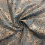 VZOROVANÉ  USNĚ - HOVĚZÍ KŮŽE - BRONZOVÉ KVĚTY NA TMAVĚ ŠEDÉM POZADÍ - Obrázek 2