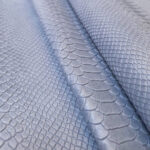 IMITACE HADÍ KŮŽE - HOVĚZÍ KŮŽE - SVĚTLE ŠEDÁ - 0,8-1,1 mm - Obrázek 2