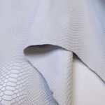 IMITACE HADÍ KŮŽE - HOVĚZÍ KŮŽE - SVĚTLE ŠEDÁ - 0,8-1,1 mm - Obrázek 2