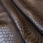 IMITACE HADÍ KŮŽE - HOVĚZÍ KŮŽE - TMAVĚ HNĚDÁ - 0,8-1,1 mm