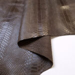 IMITACE HADÍ KŮŽE - HOVĚZÍ KŮŽE - TMAVĚ HNĚDÁ - 0,8-1,1 mm - Obrázek 2