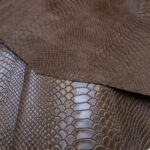 IMITACE HADÍ KŮŽE - HOVĚZÍ KŮŽE - TMAVĚ HNĚDÁ - 0,8-1,1 mm - Obrázek 3