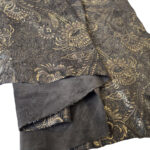 VZOROVANÉ  USNĚ - HOVĚZÍ KŮŽE - BRONZOVÉ KVĚTY NA TMAVĚ HNĚDÉM POZADÍ - 0.6-0.8 mm - Obrázek 2