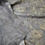 VZOROVANÉ  USNĚ - HOVĚZÍ KŮŽE - BRONZOVÉ KVĚTY NA TMAVĚ HNĚDÉM POZADÍ - 0.6-0.8 mm - Obrázek 3