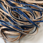 KOŽENÁ ŠŇŮRA PLOCHÁ - KOŽENÝ ŘEMÍNEK - 6mm x 10m. Tloušťka: 1,4-1,6 mm