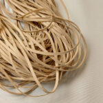 KOŽENÁ ŠŇŮRA PLOCHÁ - KOŽENÝ ŘEMÍNEK - 6mm x 10m. Tloušťka: 1,1-1,2 mm