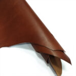 HOVĚZÍ KŮŽE - TŘÍSLOČINĚNÉ KRAJE - KRAZY HORSE - HNĚDÁ - 1.4-1.6 mm