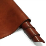 HOVĚZÍ KŮŽE - TŘÍSLOČINĚNÉ KRAJE - KRAZY HORSE - HNĚDÁ - 1.4-1.6 mm