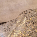 VZOROVANÉ  USNĚ - HOVĚZÍ KŮŽE - BRONZOVÉ KVĚTY NA BÉŽOVÉM POZADÍ - 0.6-0.8 mm - Obrázek 3