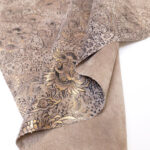 VZOROVANÉ  USNĚ - HOVĚZÍ KŮŽE - BRONZOVÉ KVĚTY NA BÉŽOVÉM POZADÍ - 0.6-0.8 mm - Obrázek 2