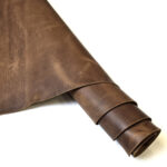 HOVĚZÍ KŮŽE / TŘÍSLOČINĚNÁ HLAZENICE - HNĚDÁ - CRAZY HORSE - 1.9-2.1 mm